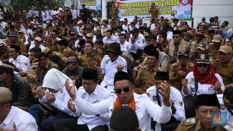 Ratusan Asosiasi Kepala Desa dan Perangkat Desa yang tergabung dalam (APDESI) melakukan demo di depan gedung DPR/MPR RI, Jakarta, Selasa (6/2/2024). (CNBC Indonesia/Tri Susilo)
