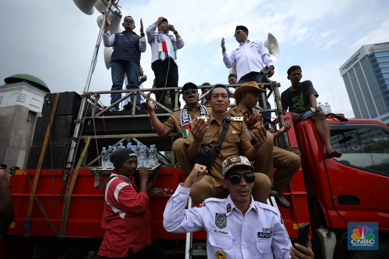 Ratusan Asosiasi Kepala Desa dan Perangkat Desa yang tergabung dalam (APDESI) melakukan demo di depan gedung DPR/MPR RI, Jakarta, Selasa (6/2/2024). (CNBC Indonesia/Tri Susilo) Ratusan Asosiasi Kepala Desa dan Perangkat Desa yang tergabung dalam (APDESI) melakukan demo di depan gedung DPR/MPR RI, Jakarta, Selasa (6/2/2024). (CNBC Indonesia/Tri Susilo)
