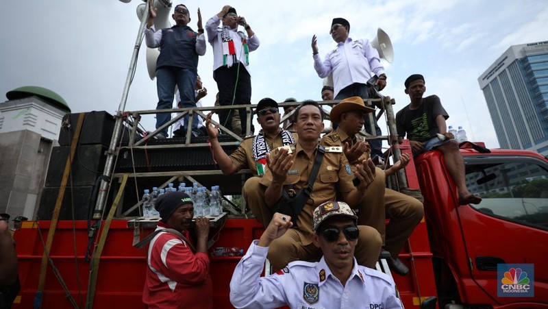 Ratusan Asosiasi Kepala Desa dan Perangkat Desa yang tergabung dalam (APDESI) melakukan demo di depan gedung DPR/MPR RI, Jakarta, Selasa (6/2/2024). (CNBC Indonesia/Tri Susilo)