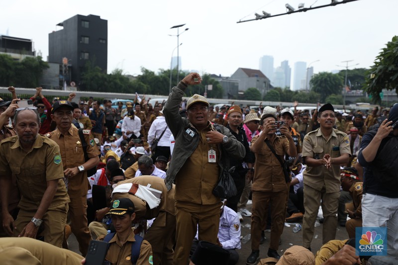 Ratusan Asosiasi Kepala Desa dan Perangkat Desa yang tergabung dalam (APDESI) melakukan demo di depan gedung DPR/MPR RI, Jakarta, Selasa (6/2/2024). (CNBC Indonesia/Tri Susilo)