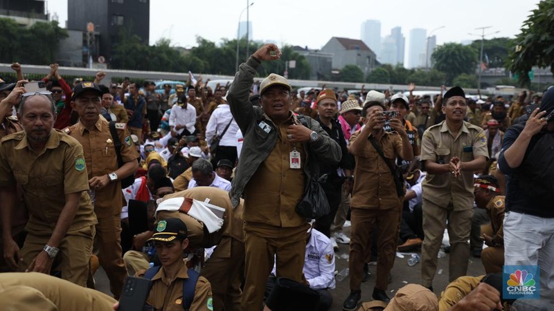 Ratusan Asosiasi Kepala Desa dan Perangkat Desa yang tergabung dalam (APDESI) melakukan demo di depan gedung DPR/MPR RI, Jakarta, Selasa (6/2/2024). (CNBC Indonesia/Tri Susilo)
