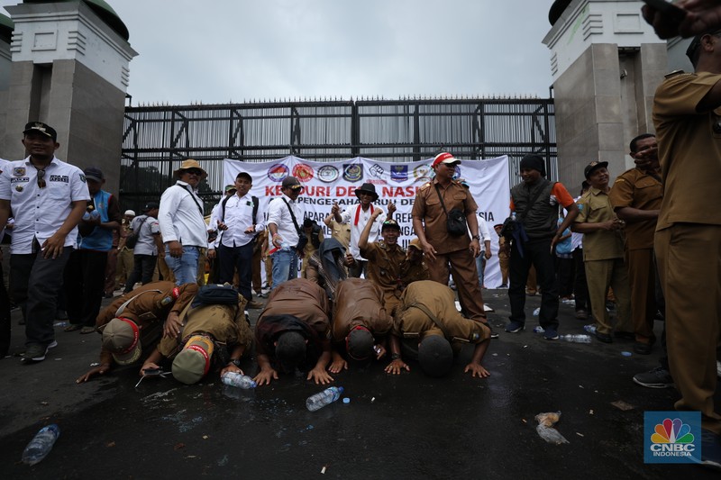 Ratusan Asosiasi Kepala Desa dan Perangkat Desa yang tergabung dalam (APDESI) melakukan demo di depan gedung DPR/MPR RI, Jakarta, Selasa (6/2/2024). (CNBC Indonesia/Tri Susilo)