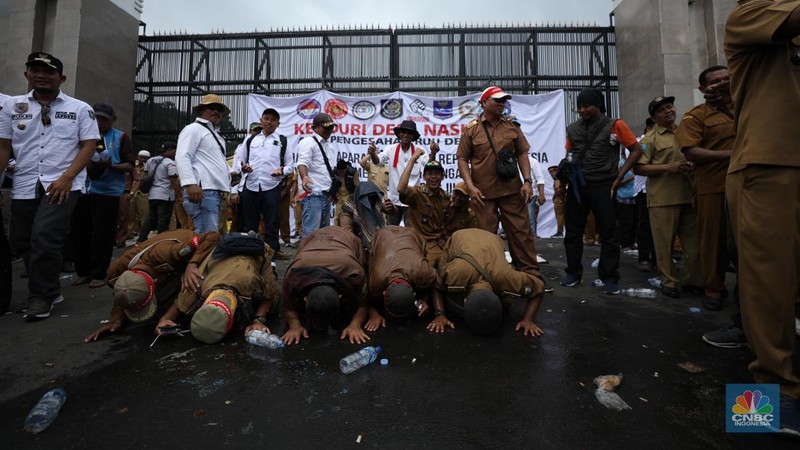 Ratusan Asosiasi Kepala Desa dan Perangkat Desa yang tergabung dalam (APDESI) melakukan demo di depan gedung DPR/MPR RI, Jakarta, Selasa (6/2/2024). (CNBC Indonesia/Tri Susilo)