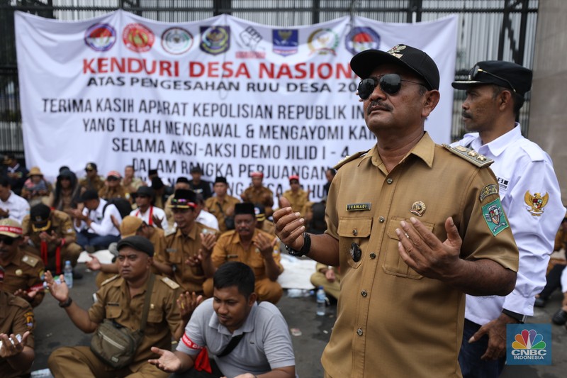 Ratusan Asosiasi Kepala Desa dan Perangkat Desa yang tergabung dalam (APDESI) melakukan demo di depan gedung DPR/MPR RI, Jakarta, Selasa (6/2/2024). (CNBC Indonesia/Tri Susilo) Ratusan Asosiasi Kepala Desa dan Perangkat Desa yang tergabung dalam (APDESI) melakukan demo di depan gedung DPR/MPR RI, Jakarta, Selasa (6/2/2024). (CNBC Indonesia/Tri Susilo)