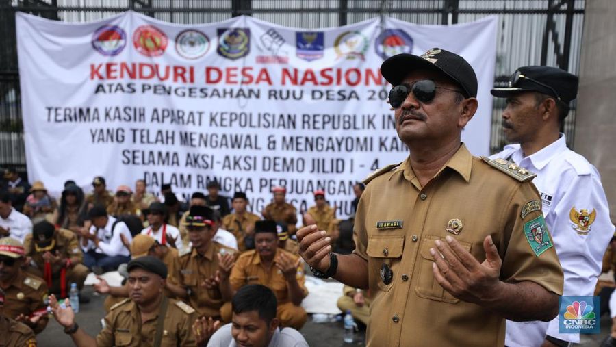 Ratusan Asosiasi Kepala Desa dan Perangkat Desa yang tergabung dalam (APDESI) melakukan demo di depan gedung DPR/MPR RI, Jakarta, Selasa (6/2/2024). (CNBC Indonesia/Tri Susilo)