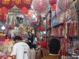Toko Perlengkapan Aksesoris Imlek di Palembang Ramai Diserbu Pengunjung