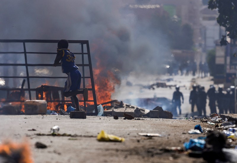 Seorang demonstran Senegal bereaksi saat bentrok dengan polisi antihuru-hara saat mereka memprotes penundaan pemilihan presiden 25 Februari, di Dakar, Senegal 4 Februari 2024. (REUTERS/Zohra Bensemra)