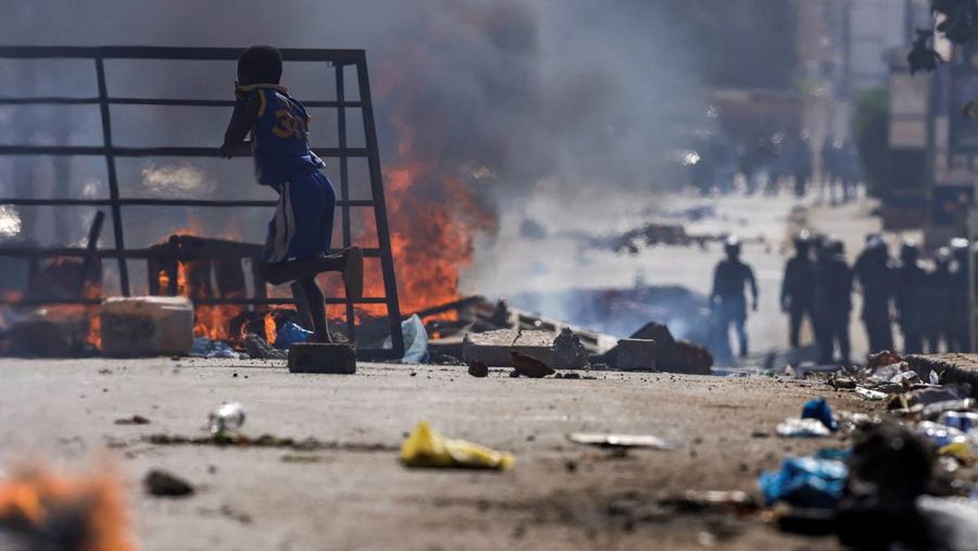 Seorang demonstran Senegal bereaksi saat bentrok dengan polisi antihuru-hara saat mereka memprotes penundaan pemilihan presiden 25 Februari, di Dakar, Senegal 4 Februari 2024. (REUTERS/Zohra Bensemra)
