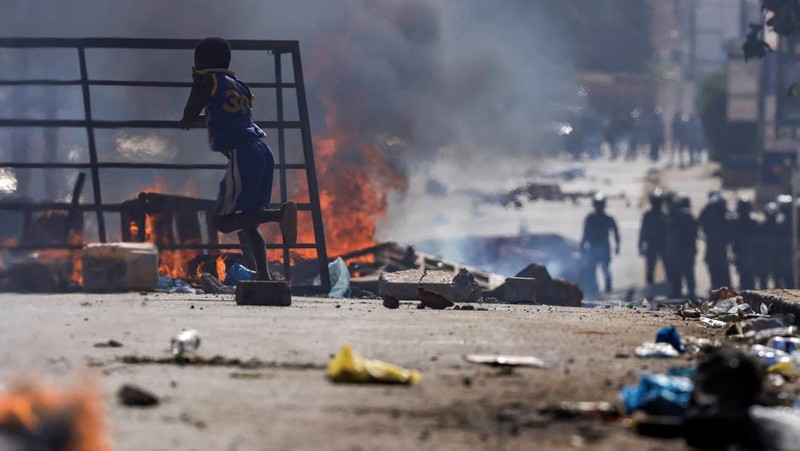Seorang demonstran Senegal bereaksi saat bentrok dengan polisi antihuru-hara saat mereka memprotes penundaan pemilihan presiden 25 Februari, di Dakar, Senegal 4 Februari 2024. (REUTERS/Zohra Bensemra)