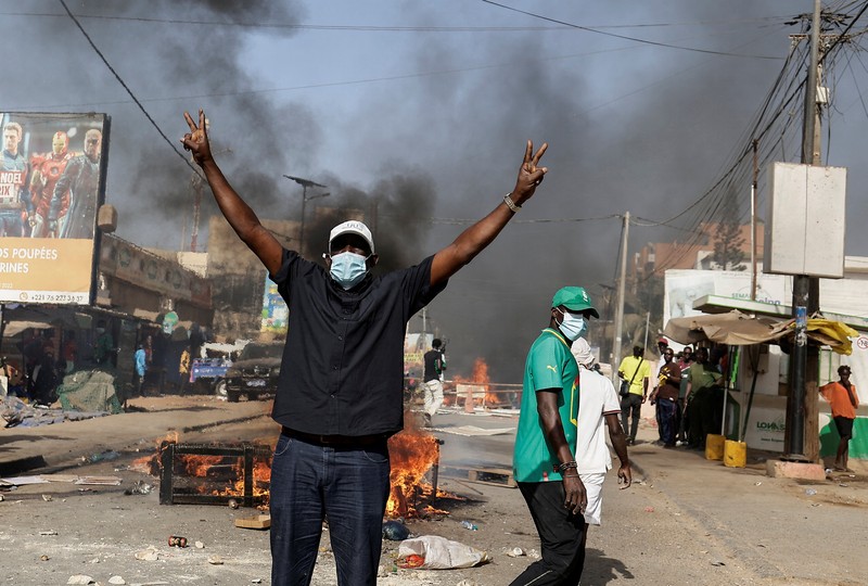 Seorang demonstran Senegal bereaksi saat bentrok dengan polisi antihuru-hara saat mereka memprotes penundaan pemilihan presiden 25 Februari, di Dakar, Senegal 4 Februari 2024. Seorang demonstran Senegal bereaksi saat bentrok dengan polisi antihuru-hara saat mereka memprotes penundaan pemilihan presiden 25 Februari, di Dakar, Senegal 4 Februari 2024. (REUTERS/Zohra Bensemra)