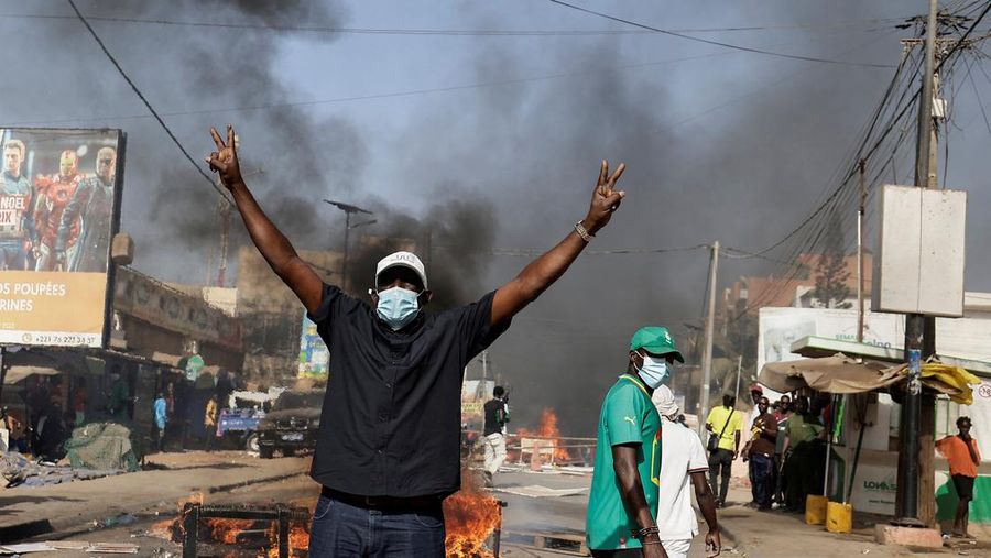 Seorang demonstran Senegal bereaksi saat bentrok dengan polisi antihuru-hara saat mereka memprotes penundaan pemilihan presiden 25 Februari, di Dakar, Senegal 4 Februari 2024. (REUTERS/Zohra Bensemra)