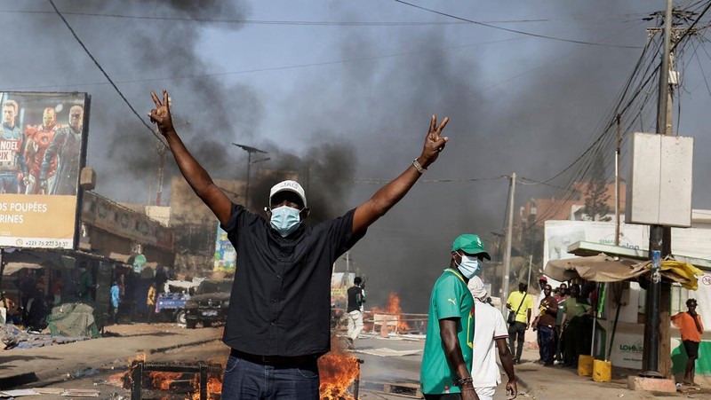 Seorang demonstran Senegal bereaksi saat bentrok dengan polisi antihuru-hara saat mereka memprotes penundaan pemilihan presiden 25 Februari, di Dakar, Senegal 4 Februari 2024. (REUTERS/Zohra Bensemra)