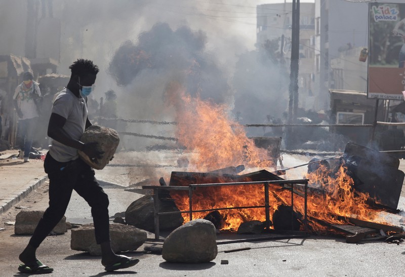 Seorang demonstran Senegal bereaksi saat bentrok dengan polisi antihuru-hara saat mereka memprotes penundaan pemilihan presiden 25 Februari, di Dakar, Senegal 4 Februari 2024. Seorang demonstran Senegal bereaksi saat bentrok dengan polisi antihuru-hara saat mereka memprotes penundaan pemilihan presiden 25 Februari, di Dakar, Senegal 4 Februari 2024. (REUTERS/Zohra Bensemra)