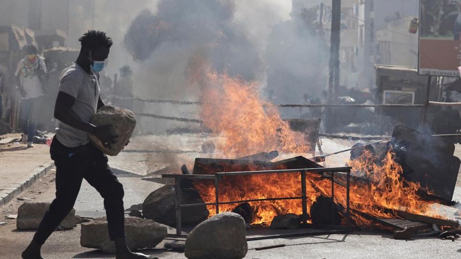 Seorang demonstran Senegal bereaksi saat bentrok dengan polisi antihuru-hara saat mereka memprotes penundaan pemilihan presiden 25 Februari, di Dakar, Senegal 4 Februari 2024. (REUTERS/Zohra Bensemra)