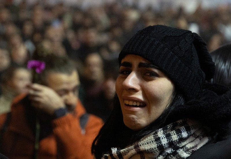 TURKEY-QUAKE/ONE-YEAR-VIGILWarga berkumpul saat memperingati satu tahun gempa bumi dahsyat di Hatay, Turki, Selasa (6/2/2024). (REUTERS/Umit Bektas) Warga berkumpul saat memperingati satu tahun gempa bumi dahsyat di Hatay, Turki, Selasa (6/2/2024). (REUTERS/Umit Bektas)