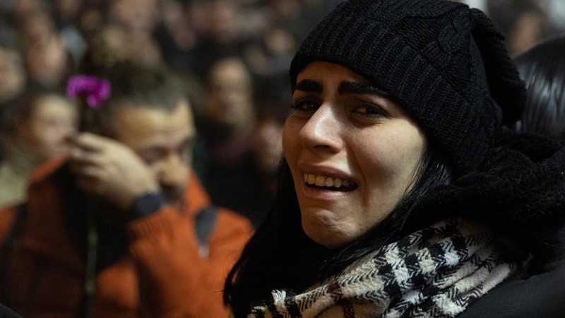 Warga berkumpul saat memperingati satu tahun gempa bumi dahsyat di Hatay, Turki, Selasa (6/2/2024). (REUTERS/Umit Bektas)