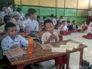 Waswas Guru Sukabumi Saat Hujan Turun-Siswa Pulang Berenang Lintasi Sungai