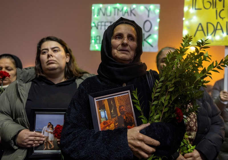 TURKEY-QUAKE/ONE-YEAR-VIGILWarga berkumpul saat memperingati satu tahun gempa bumi dahsyat di Hatay, Turki, Selasa (6/2/2024). (REUTERS/Umit Bektas) Warga berkumpul saat memperingati satu tahun gempa bumi dahsyat di Hatay, Turki, Selasa (6/2/2024). (REUTERS/Umit Bektas)