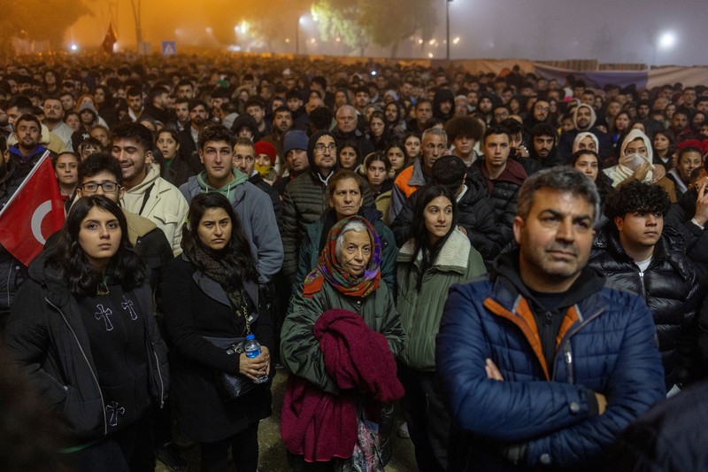 TURKEY-QUAKE/ONE-YEAR-VIGILWarga berkumpul saat memperingati satu tahun gempa bumi dahsyat di Hatay, Turki, Selasa (6/2/2024). (REUTERS/Umit Bektas) Warga berkumpul saat memperingati satu tahun gempa bumi dahsyat di Hatay, Turki, Selasa (6/2/2024). (REUTERS/Umit Bektas)
