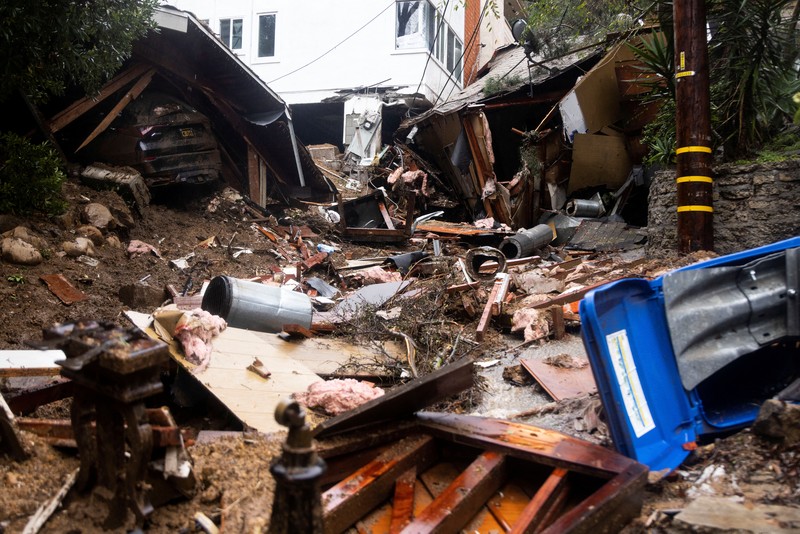 Foto udara meperlihatkan rumah yang hancur akibat tanah longsor di Los Angeles, California, Amerika Serikat, Senin (5/2/2024). (REUTERS/AUDE GUERRUCCI) Foto udara meperlihatkan rumah yang hancur akibat tanah longsor di Los Angeles, California, Amerika Serikat, Senin (5/2/2024). (REUTERS/AUDE GUERRUCCI)