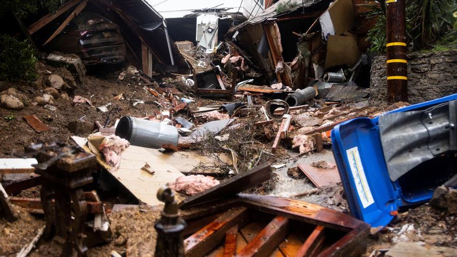 Foto udara meperlihatkan rumah yang hancur akibat tanah longsor di Los Angeles, California, Amerika Serikat, Senin (5/2/2024). (REUTERS/AUDE GUERRUCCI)