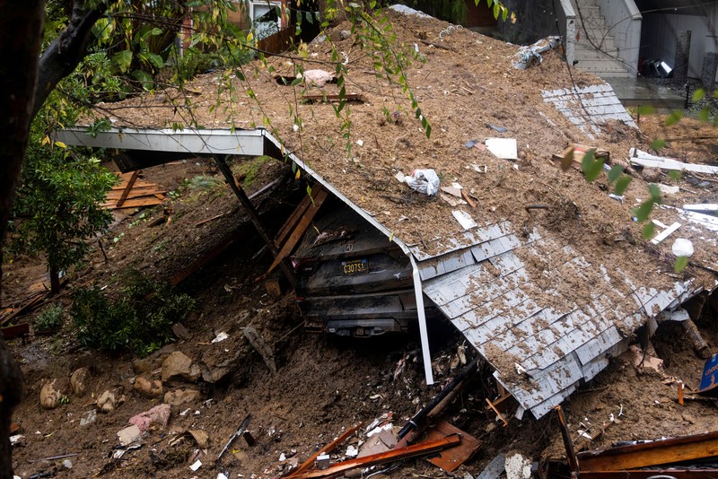Foto udara meperlihatkan rumah yang hancur akibat tanah longsor di Los Angeles, California, Amerika Serikat, Senin (5/2/2024). (REUTERS/AUDE GUERRUCCI) Foto udara meperlihatkan rumah yang hancur akibat tanah longsor di Los Angeles, California, Amerika Serikat, Senin (5/2/2024). (REUTERS/AUDE GUERRUCCI)