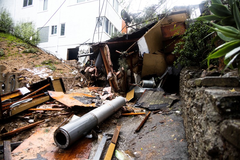 Foto udara meperlihatkan rumah yang hancur akibat tanah longsor di Los Angeles, California, Amerika Serikat, Senin (5/2/2024). (REUTERS/AUDE GUERRUCCI) Foto udara meperlihatkan rumah yang hancur akibat tanah longsor di Los Angeles, California, Amerika Serikat, Senin (5/2/2024). (REUTERS/AUDE GUERRUCCI)