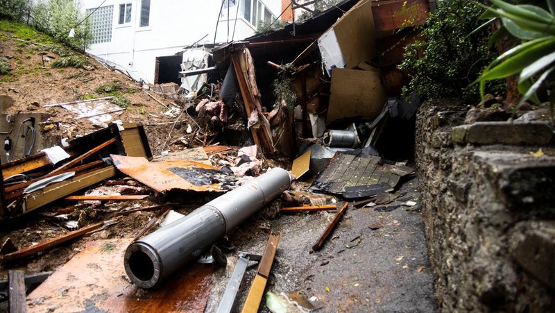 Foto udara meperlihatkan rumah yang hancur akibat tanah longsor di Los Angeles, California, Amerika Serikat, Senin (5/2/2024). (REUTERS/AUDE GUERRUCCI)