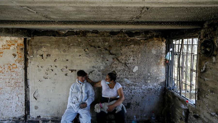Foto udara memperlihatkan sisa-sisa rumah yang hangus akibat terdampak meluasnya kebaran hutan di Vina del Mar, Chili, Senin (5/2/2024). (REUTERS/Rodrigo Garrido)
