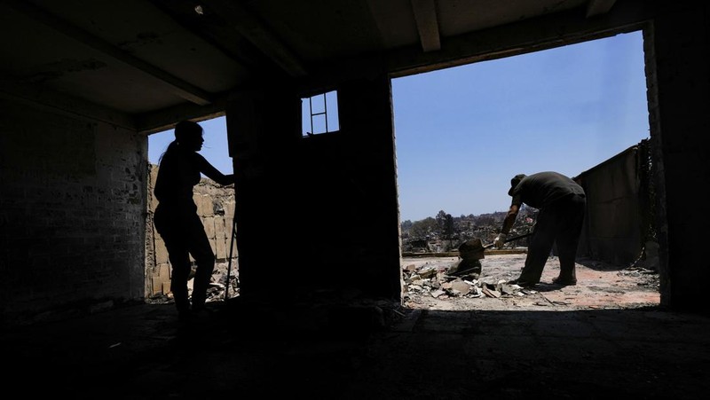 Foto udara memperlihatkan sisa-sisa rumah yang hangus akibat terdampak meluasnya kebaran hutan di Vina del Mar, Chili, Senin (5/2/2024). (REUTERS/Rodrigo Garrido)
