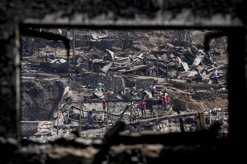 Foto udara memperlihatkan sisa-sisa rumah yang hangus akibat terdampak meluasnya kebaran hutan di Vina del Mar, Chili, Senin (5/2/2024). (REUTERS/Rodrigo Garrido)