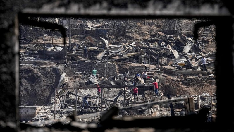 Foto udara memperlihatkan sisa-sisa rumah yang hangus akibat terdampak meluasnya kebaran hutan di Vina del Mar, Chili, Senin (5/2/2024). (REUTERS/Rodrigo Garrido)