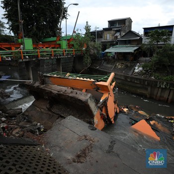 Penampakan Pos Pantau Air Palmerah Jebol Imbas Hujan Deras