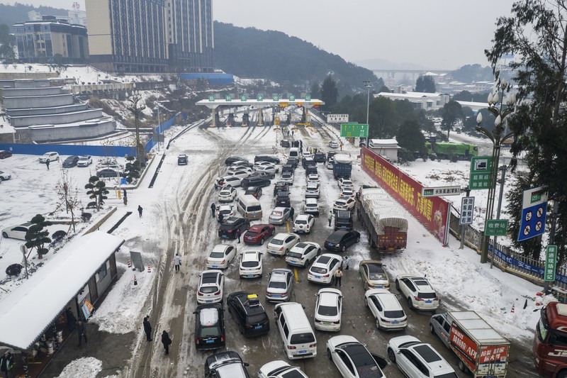 Dalam foto yang dirilis oleh Chen Wei, kendaraan yang terdampar di jalan raya yang tertutup salju di provinsi Hubei, Tiongkok, pada Senin, 5 Februari 2024. Dalam foto yang dirilis oleh Chen Wei, kendaraan yang terdampar di jalan raya yang tertutup salju di provinsi Hubei, Tiongkok, pada Senin, 5 Februari 2024. Kondisi es menjebak ribuan pengendara di jalan raya di Tiongkok tengah saat salju dan hujan yang membekukan membuat perjalanan melalui udara, kereta api dan jalan selama liburan tahunan Tahun Baru Imlek. (Chen Wei via AP)