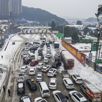 Potret Mudik 'Kacau Balau', Jalan Tol China Lumpuh Beku Akibat Salju