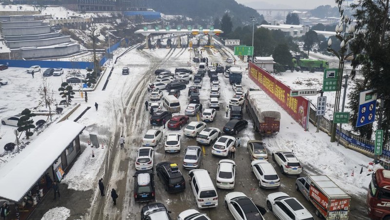 Potret Mudik 'Kacau Balau', Jalan Tol China Lumpuh Beku Akibat Salju