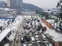 Potret Mudik 'Kacau Balau', Jalan Tol China Lumpuh Beku Akibat Salju