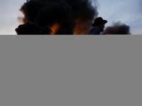 Spanyol Membara, Petani Turun Gunung Bakar Ban-Blokir Jalan