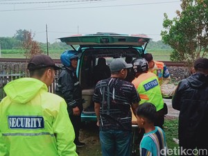 Tangan Mbah Jilah Patah Usai Tersambar KA di Perlintasan Delanggu