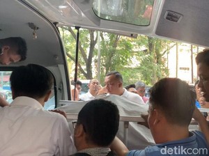 Isak Tangis Keluarga Pecah saat Jenazah Baskami Ginting Dibawa ke Rumah Duka