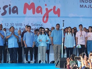 Kaesang Berbaju Pink Saat Hadiri Kampanye Akbar Prabowo-Gibran di Sumut
