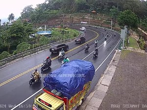 Jalan Jogja-Wonosari Ramai Meski Hujan Sore Ini, Tetap Waspada Saat Berkendara!