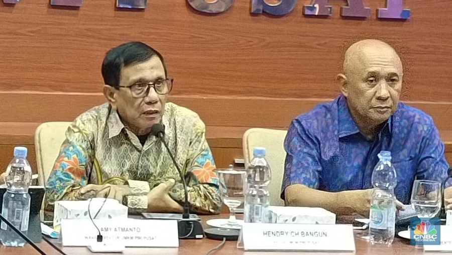 Menteri Koperasi dan Usaha Kecil Menengah (MenkopUKM) Teten Masduki mengatakan, sektor Usaha Mikro Kecil dan Menengah (UMKM) 64,5% pelaku usahanya merupakan ibu-ibu. (CNBC Indonesia/Martyasari Rizky)