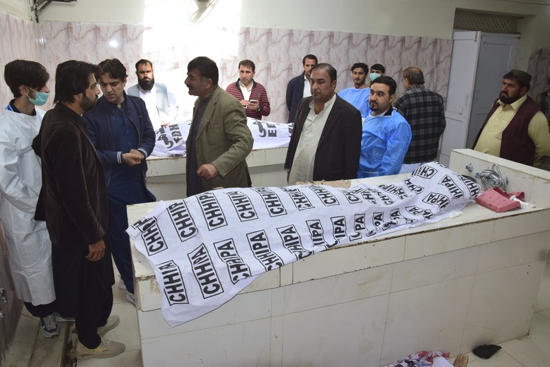 Petugas keamanan memeriksa lokasi ledakan bom di Khanozai, Pashin, sebuah distrik di provinsi Baluchistan Pakistan, Rabu, 7 Februari 2024. Petugas keamanan memeriksa lokasi ledakan bom di Khanozai, Pashin, sebuah distrik di provinsi Baluchistan Pakistan, Rabu, 7 Februari 2024. Sepasang pemboman di kantor pemilihan sebuah partai politik dan kandidat independen di barat daya Pakistan menewaskan beberapa orang. orang-orang dan lebih banyak lagi yang terluka, kata para pejabat pada hari Rabu, sehari sebelum pemilihan parlemen diadakan. (AP Photo/Shah Hussain)