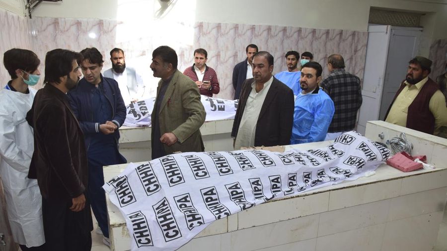 Petugas keamanan memeriksa lokasi ledakan bom di Khanozai, Pashin, sebuah distrik di provinsi Baluchistan Pakistan, Rabu, 7 Februari 2024. Sepasang pemboman di kantor pemilihan sebuah partai politik dan kandidat independen di barat daya Pakistan menewaskan beberapa orang. orang-orang dan lebih banyak lagi yang terluka, kata para pejabat pada hari Rabu, sehari sebelum pemilihan parlemen diadakan. (AP Photo/Shah Hussain)