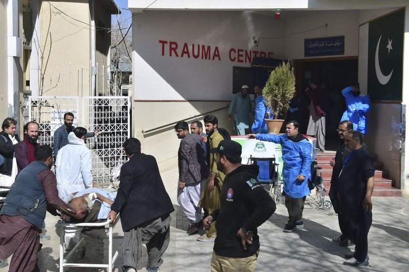 Petugas keamanan memeriksa lokasi ledakan bom di Khanozai, Pashin, sebuah distrik di provinsi Baluchistan Pakistan, Rabu, 7 Februari 2024. Sepasang pemboman di kantor pemilihan sebuah partai politik dan kandidat independen di barat daya Pakistan menewaskan beberapa orang. orang-orang dan lebih banyak lagi yang terluka, kata para pejabat pada hari Rabu, sehari sebelum pemilihan parlemen diadakan. (AP Photo/Shah Hussain)