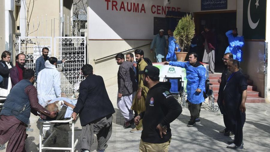 Petugas keamanan memeriksa lokasi ledakan bom di Khanozai, Pashin, sebuah distrik di provinsi Baluchistan Pakistan, Rabu, 7 Februari 2024. Sepasang pemboman di kantor pemilihan sebuah partai politik dan kandidat independen di barat daya Pakistan menewaskan beberapa orang. orang-orang dan lebih banyak lagi yang terluka, kata para pejabat pada hari Rabu, sehari sebelum pemilihan parlemen diadakan. (AP Photo/Shah Hussain)