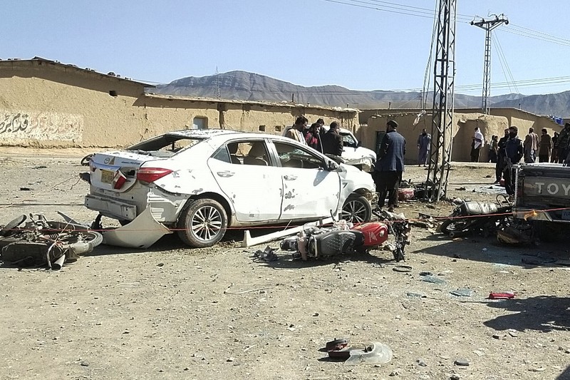Petugas keamanan memeriksa lokasi ledakan bom di Khanozai, Pashin, sebuah distrik di provinsi Baluchistan Pakistan, Rabu, 7 Februari 2024. Petugas keamanan memeriksa lokasi ledakan bom di Khanozai, Pashin, sebuah distrik di provinsi Baluchistan Pakistan, Rabu, 7 Februari 2024. Sepasang pemboman di kantor pemilihan sebuah partai politik dan kandidat independen di barat daya Pakistan menewaskan beberapa orang. orang-orang dan lebih banyak lagi yang terluka, kata para pejabat pada hari Rabu, sehari sebelum pemilihan parlemen diadakan. (AP Photo/Shah Hussain)