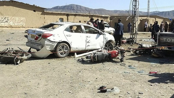 Personel keamanan memeriksa lokasi ledakan bom di luar kantor kandidat independen di distrik Pishin, sekitar 50 kilometer (30 mil) dari Quetta pada 7 Februari 2024, menjelang pemilu nasional Pakistan. Setidaknya 22 orang tewas pada 7 Februari dalam dua ledakan bom terpisah di luar kantor kandidat pemilu di barat daya Pakistan, kata para pejabat, menjelang pemilu yang diwarnai kekerasan dan tuduhan kecurangan dalam pemilu. (Photo by Banaras KHAN / AFP)