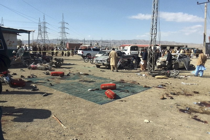 Petugas keamanan memeriksa lokasi ledakan bom di Khanozai, Pashin, sebuah distrik di provinsi Baluchistan Pakistan, Rabu, 7 Februari 2024. Petugas keamanan memeriksa lokasi ledakan bom di Khanozai, Pashin, sebuah distrik di provinsi Baluchistan Pakistan, Rabu, 7 Februari 2024. Sepasang pemboman di kantor pemilihan sebuah partai politik dan kandidat independen di barat daya Pakistan menewaskan beberapa orang. orang-orang dan lebih banyak lagi yang terluka, kata para pejabat pada hari Rabu, sehari sebelum pemilihan parlemen diadakan. (AP Photo/Shah Hussain)